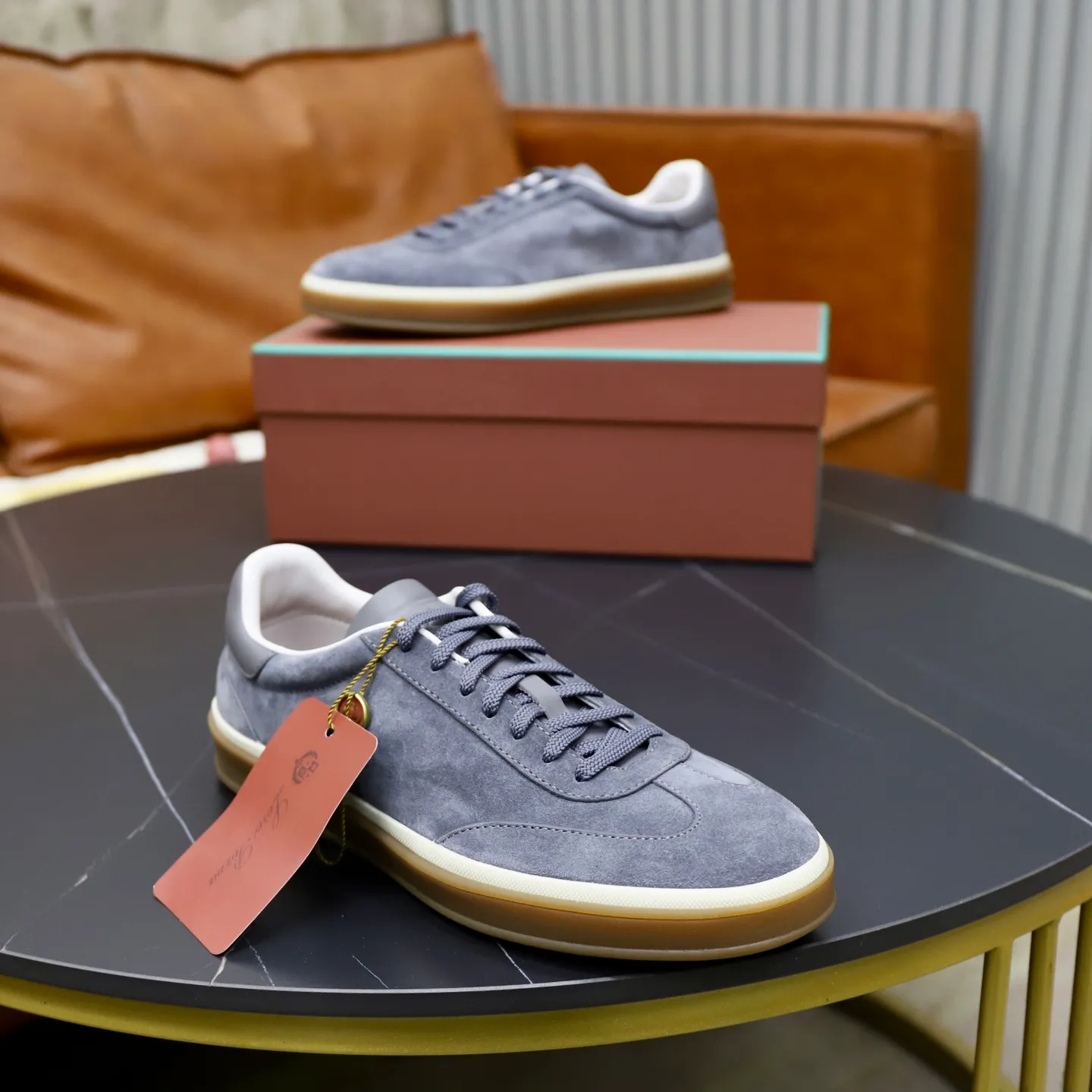 Ex-factory price: 560💰Loro Riana men’s moral training sneakers! Made from high-quality materials and designed in a low-cut silhouette, it offers an elegant and stylish look that's suitable for year-round wear. The unique double-layer sole aesthetic design, caramel cup-shaped outsole is decorated with off-white rubber trim, creating an attractive color combination. Pair with tailored pieces or jeans for a sophisticated yet casual look. The heel is decorated with soft cow leather tongue with Kummel color inserts and cotton laces with embossed LP logo. Upper: cow split suede. Lining: original thickened soft sheepskin. Size: 38-39-40-41-42-43-44 (customized in 45.46)